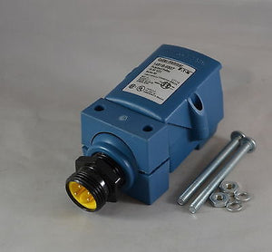 1451B-6507 Cutler-Hammer  1451B Polarized Reflex Self-Contained, 30VDC Sensor